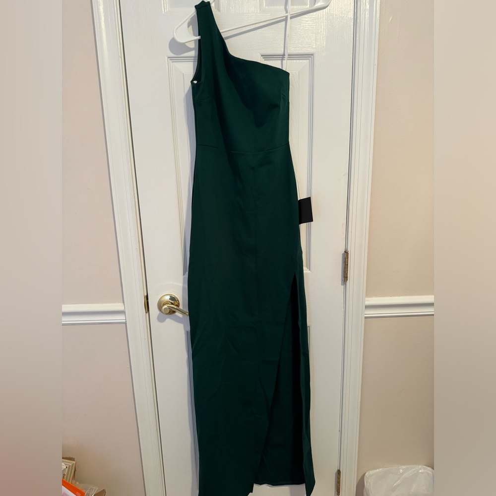 NEW WITH TAGS LULUS ONE SHOULDER DRESS
